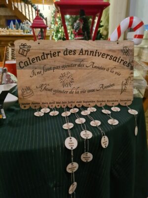 Calendrier des anniversaires en bois de manguier